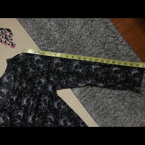 • H&M Flowy Top • - Picture 4 of 5